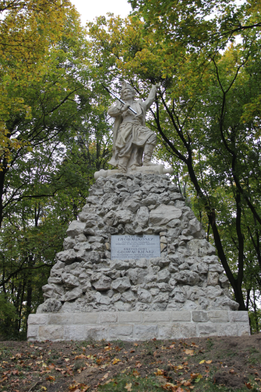 Kamienny pomnik Bartosza Głowackiego we Lwowie